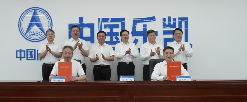 中國樂(lè )凱與宿遷市簽訂合作協(xié)議 侯景濱、李東會(huì )見(jiàn)宿遷市委書(shū)記陳忠偉并共同見(jiàn)證簽約